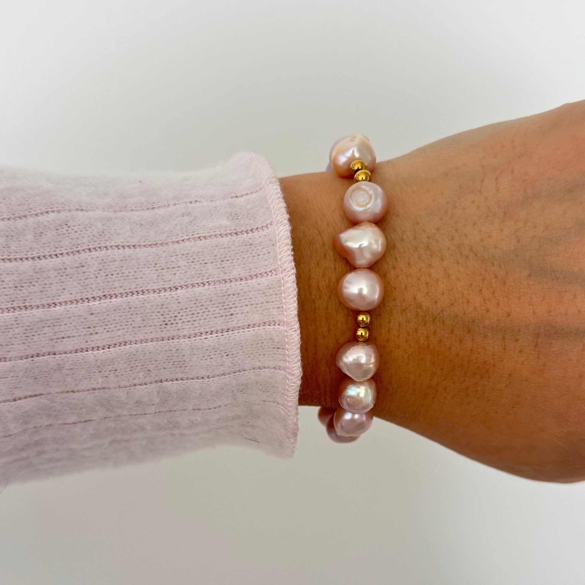 Elegant 7.5-inch freshwater pearl bracelet featuring unique baroque pearls