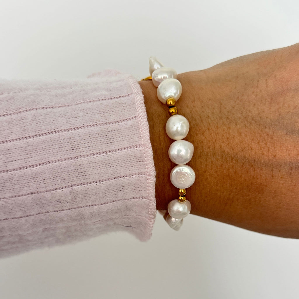 Elegant 7.5-inch freshwater pearl bracelet featuring unique baroque pearls