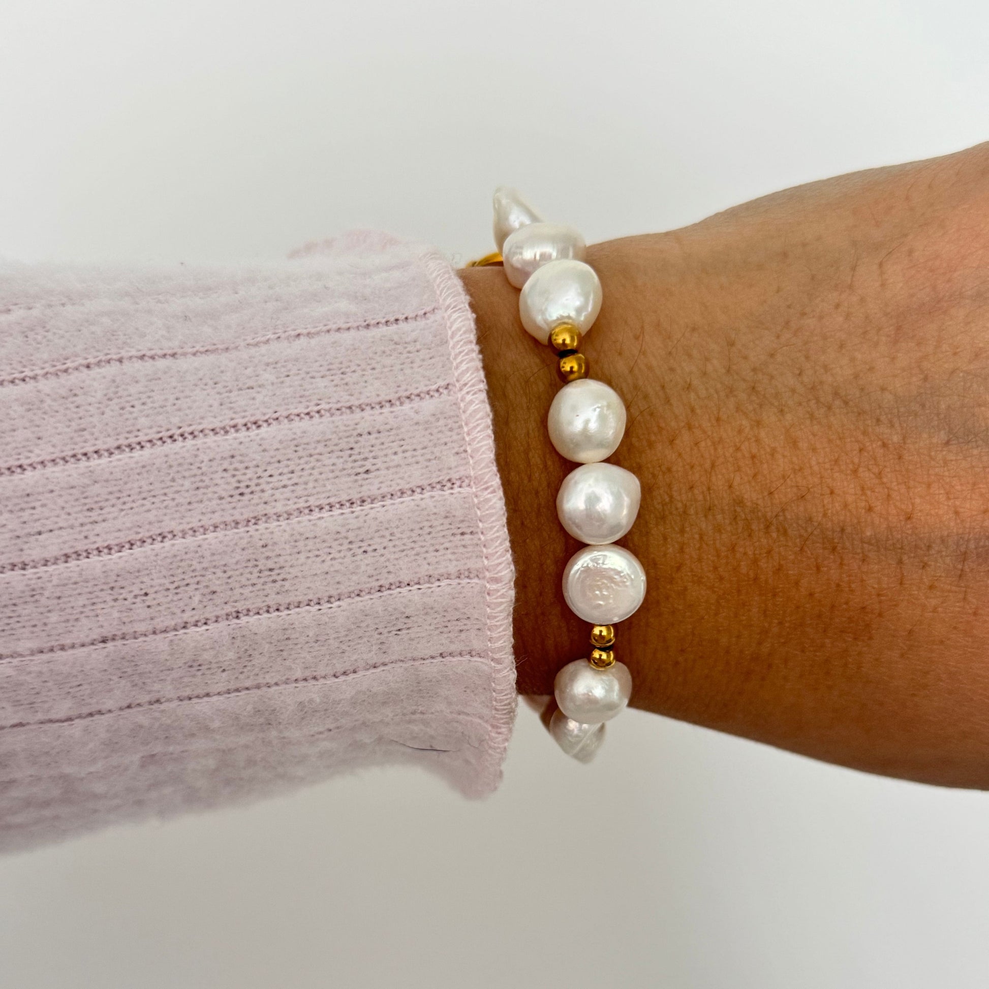 Elegant 7.5-inch freshwater pearl bracelet featuring unique baroque pearls