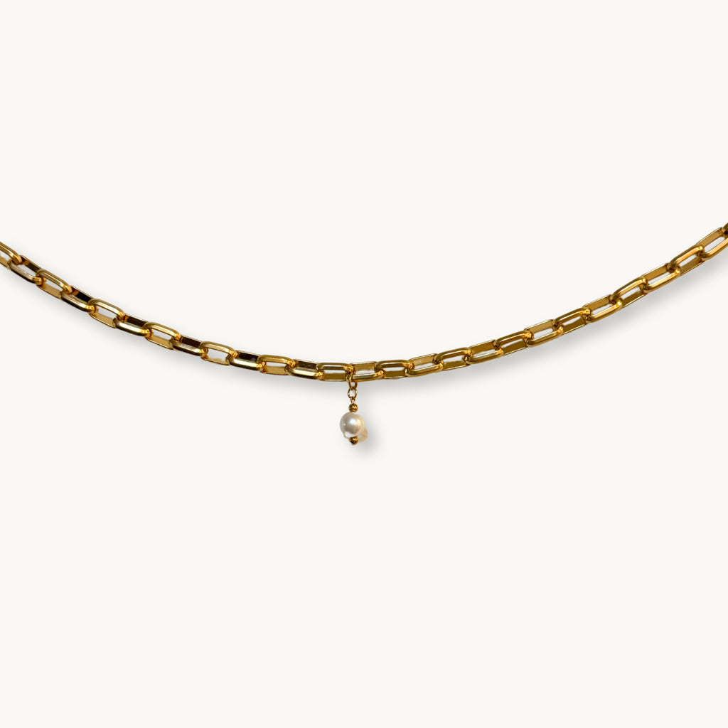 Close-up of Beanca Necklace – 18K gold chunky chain with a freshwater pearl drop.