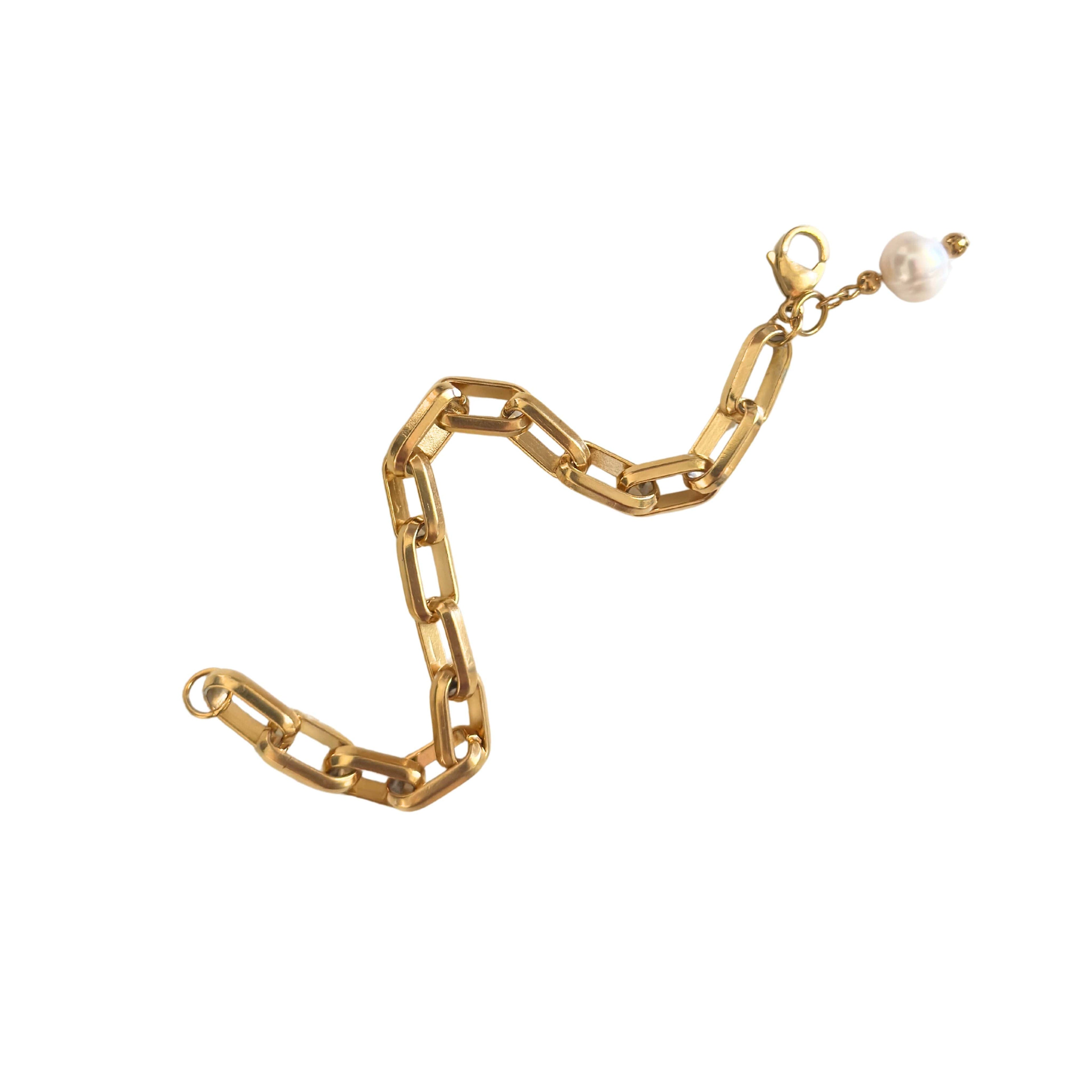 Elegant handcrafted bracelet with freshwater pearl and lobster clasp