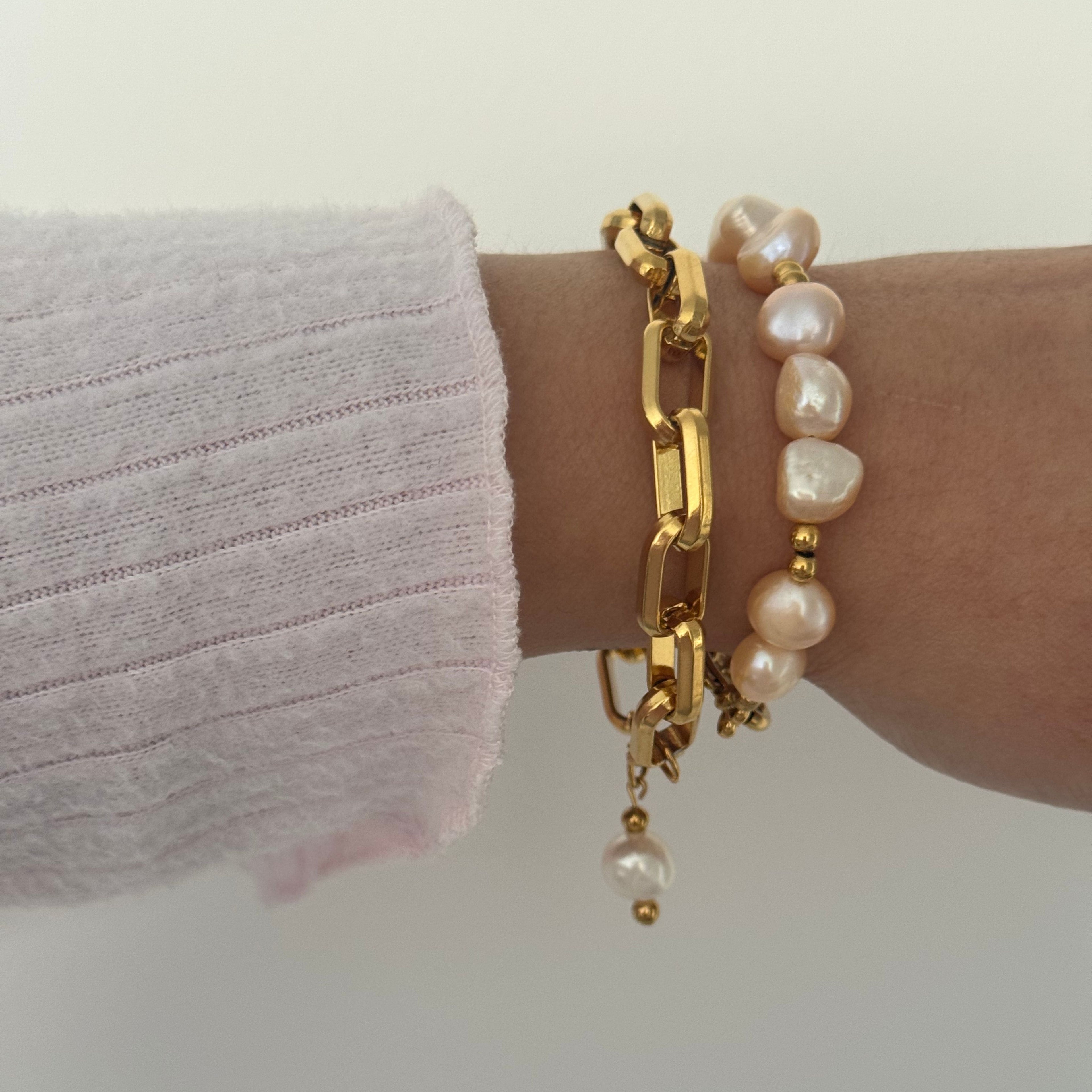 Dainty pearl drop bracelet with Calista chain, perfect for everyday elegance