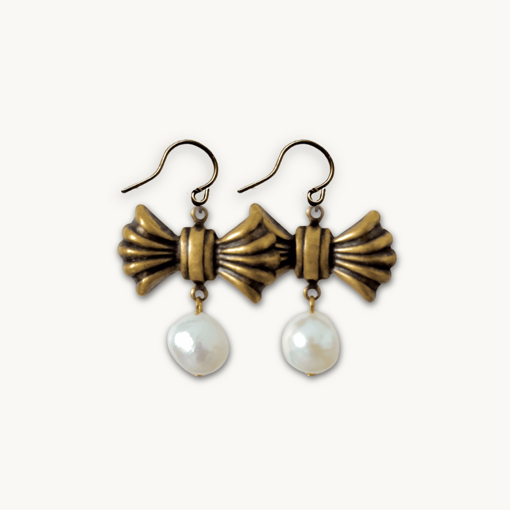 Vintage antiqued brass earrings with 10mm freshwater pearls - Eleonore Earrings