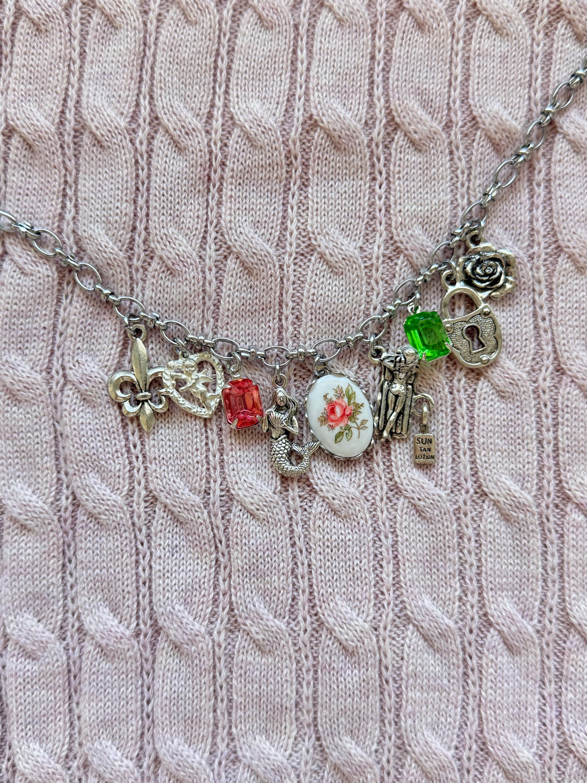 Romantic vintage necklace with detailed hand-painted accents