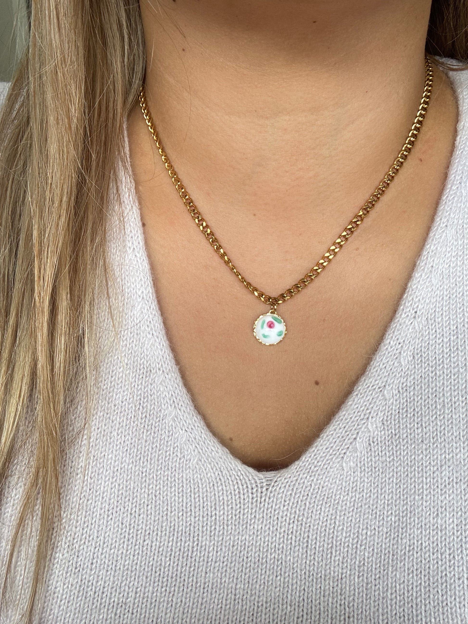 Model wearing the Viviana Necklace with soft tones